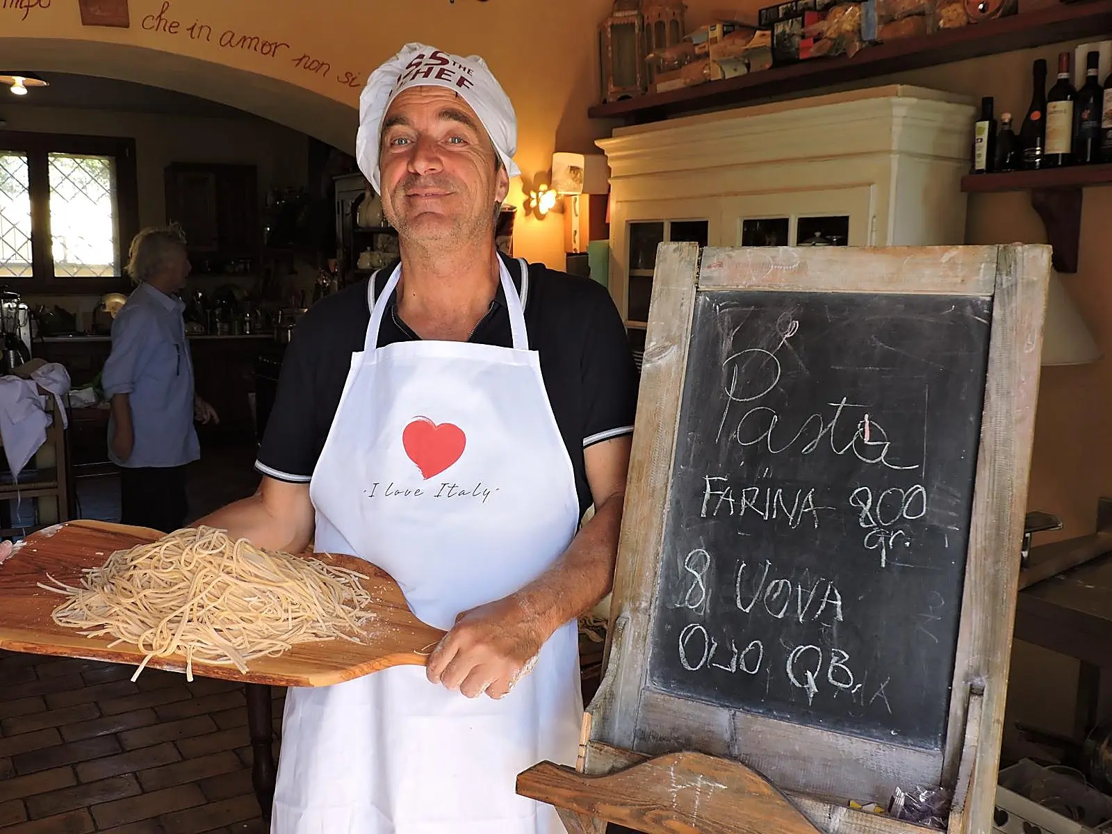 Giancarlo prepara la pasta fresca al Casale Fedele