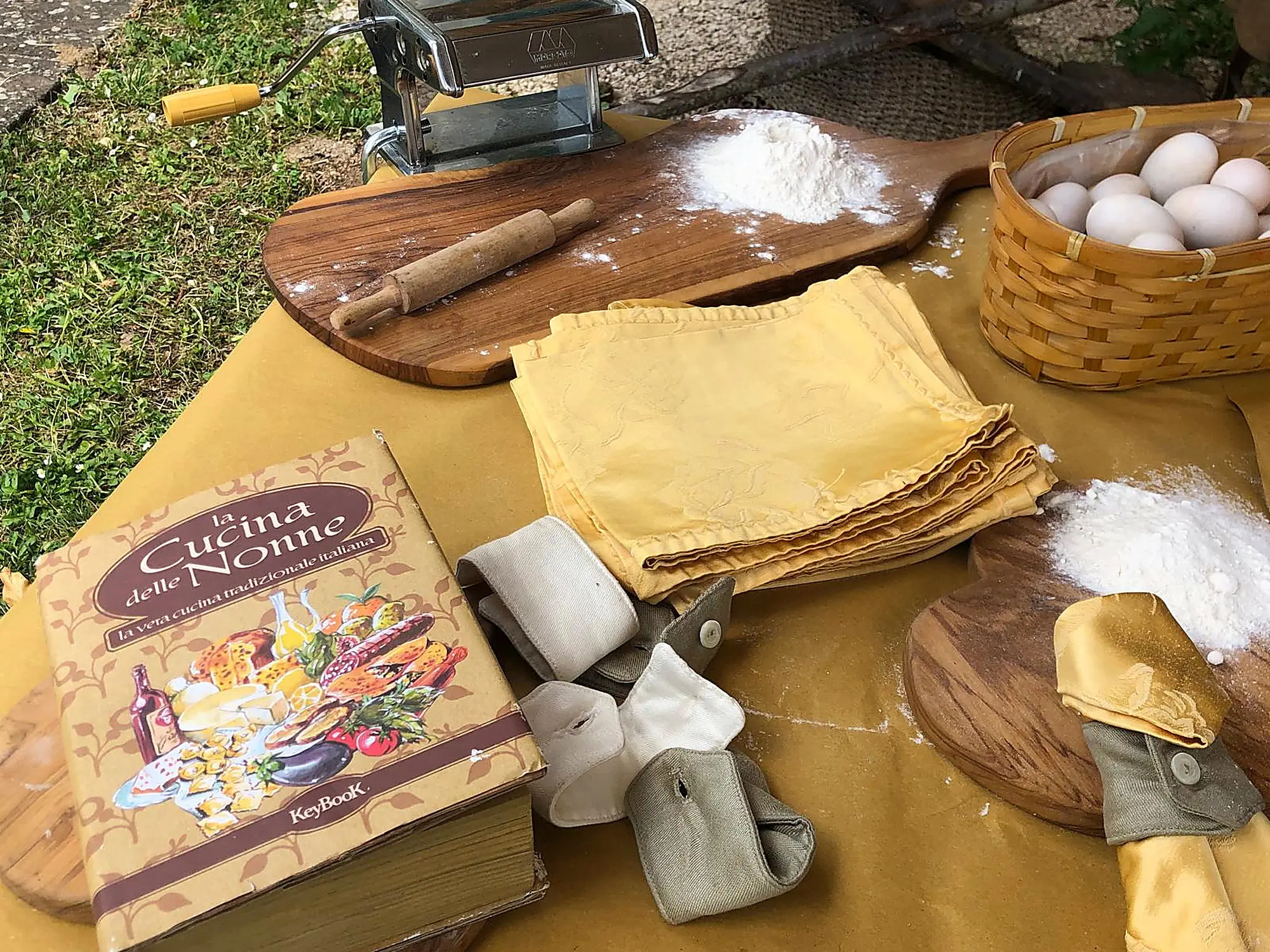 La Cucina delle Nonne: il ricettario di famiglia, uova, farina e gli attrezzi di sempre